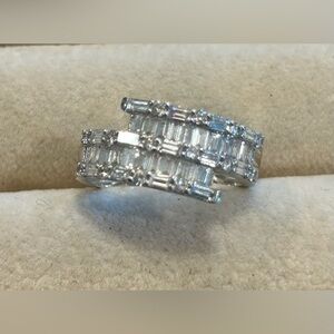 18KT WHITE GOLD NATURAL BAGUETTE AND ROUND DIAMOND RING